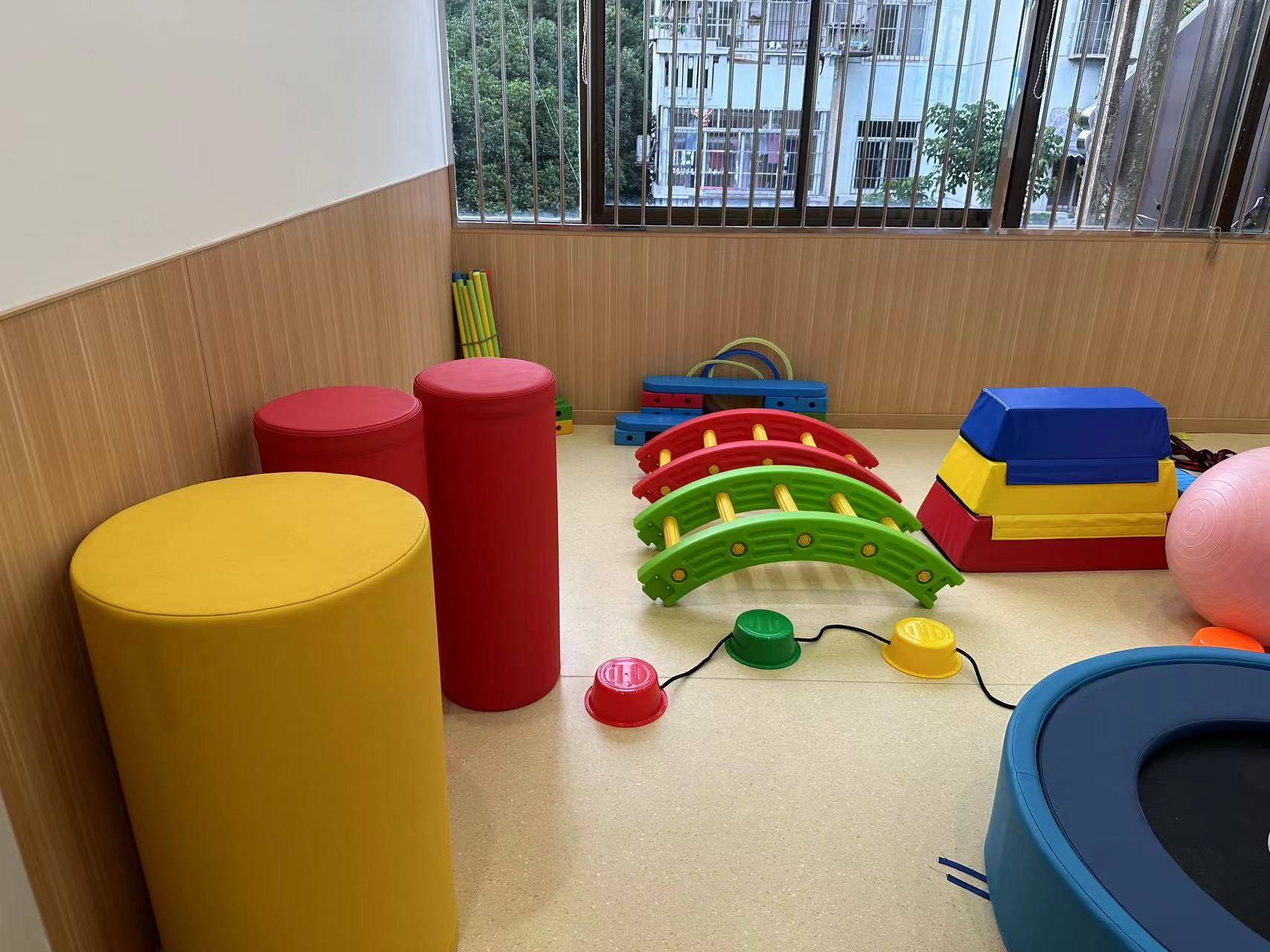 合肥家长间的新型货币：我爱伢的“托育课时”。一枚课时，可同时流通于蒙氏、艺术、运动、语言等多重“课程王国”，购买力惊人。