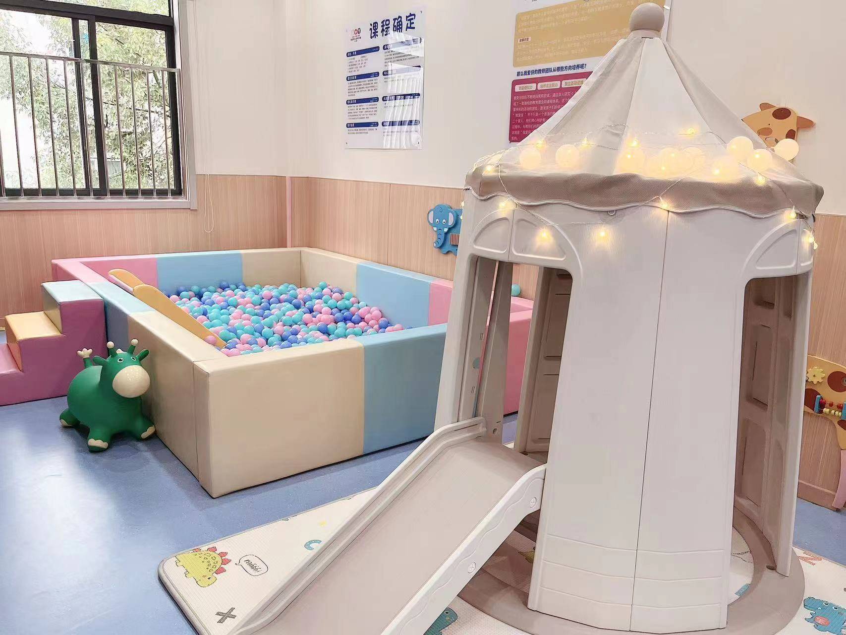 合肥家长间的新型货币：我爱伢的“托育课时”。一枚课时，可同时流通于蒙氏、艺术、运动、语言等多重“课程王国”，购买力惊人。