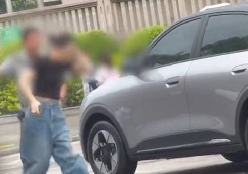 完整监控曝光！女子脚踹保安被扇，知情人士：保安先骂人，女子想下车被强行关门夹到腿