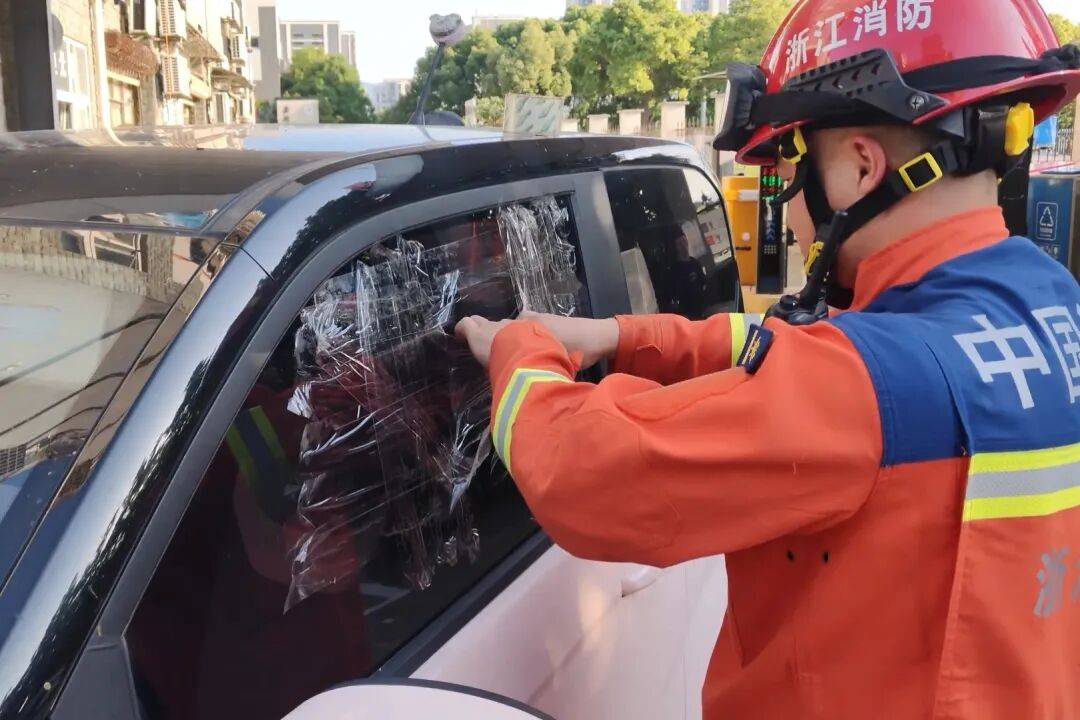 宁波一女子取快递时把2岁孩子独自留在车内,返回时发现车门已被反锁,钥匙也在车内!