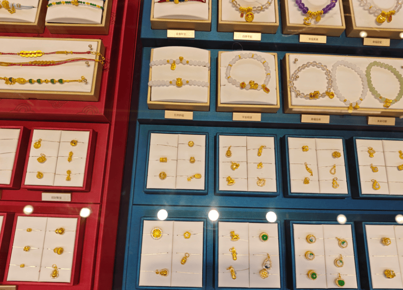 国际金价回调至4615美元 ！实探“五一”线下金店，金豆被年轻人买断货