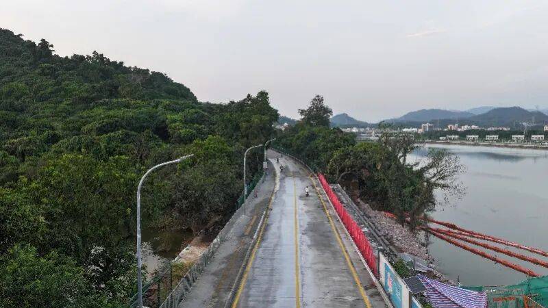 深圳一道路暴雨中发生塌方！约50米道路严重损毁，最新进展：已恢复全线通车