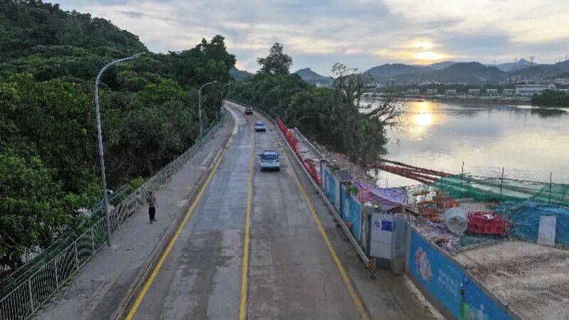 深圳一道路暴雨中发生塌方！约50米道路严重损毁，最新进展：已恢复全线通车