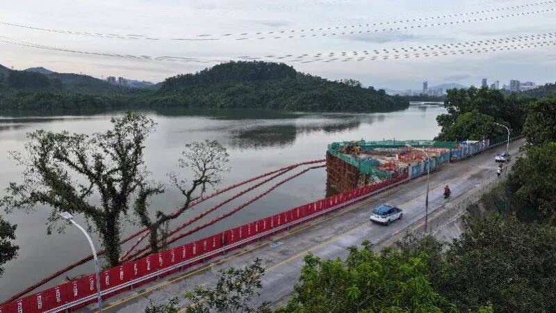 深圳一道路暴雨中发生塌方！约50米道路严重损毁，最新进展：已恢复全线通车