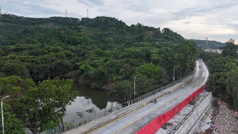 深圳一道路暴雨中发生塌方！约50米道路严重损毁，最新进展：已恢复全线通车