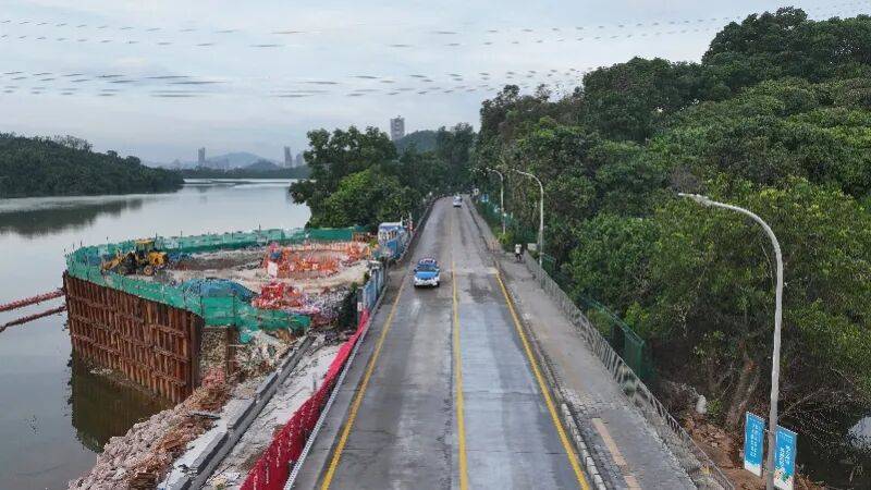 深圳一道路暴雨中发生塌方！约50米道路严重损毁，最新进展：已恢复全线通车
