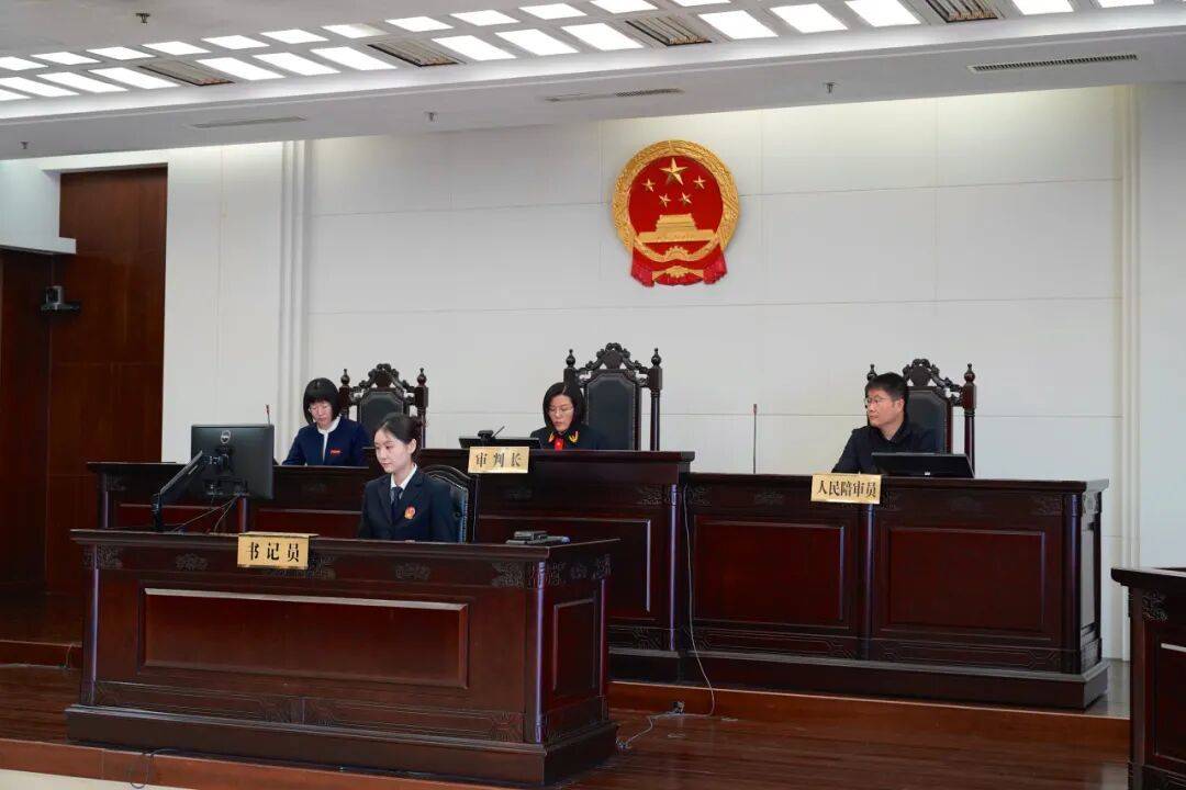 北京一醉酒乘客坐无证网约车，“开门杀”撞伤超速路人，网约车司机和平台也担责