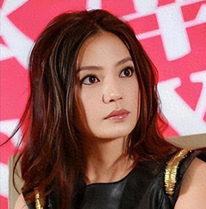 香港高等法庭上，债主蔡一凤的律师当庭念出一组数字：75亿港元的赌债，6天输光，利息滚到现在。