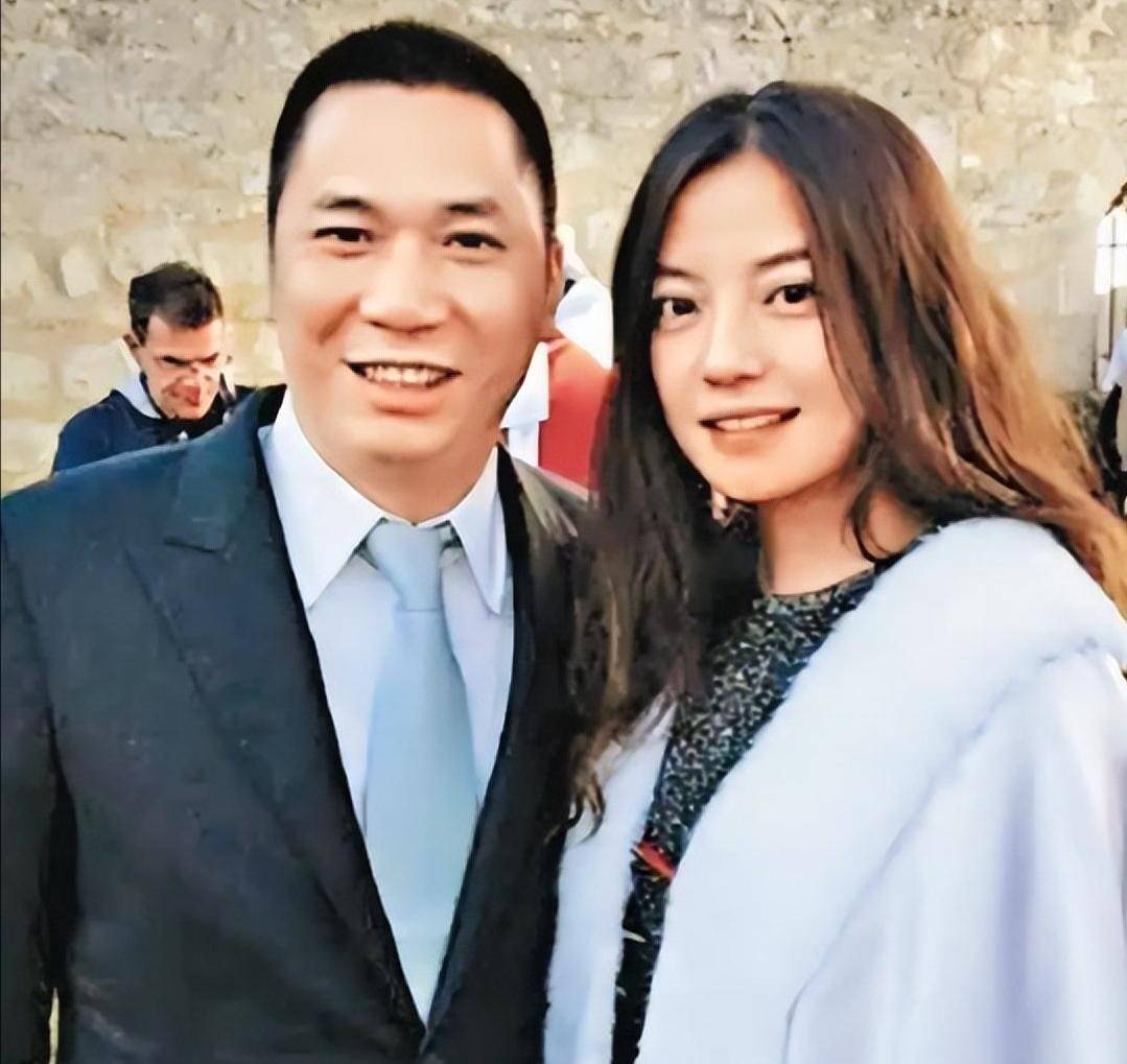 香港高等法庭上，债主蔡一凤的律师当庭念出一组数字：75亿港元的赌债，6天输光，利息滚到现在。