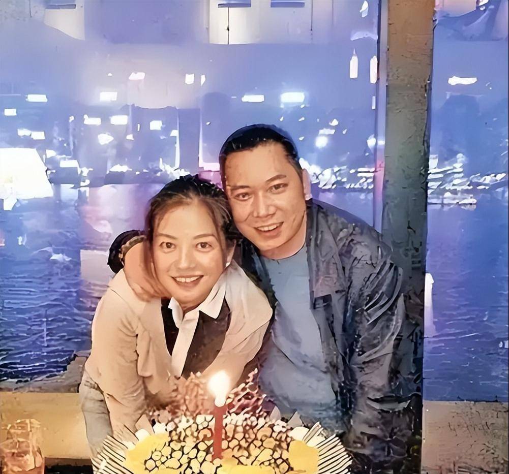 香港高等法庭上，债主蔡一凤的律师当庭念出一组数字：75亿港元的赌债，6天输光，利息滚到现在。