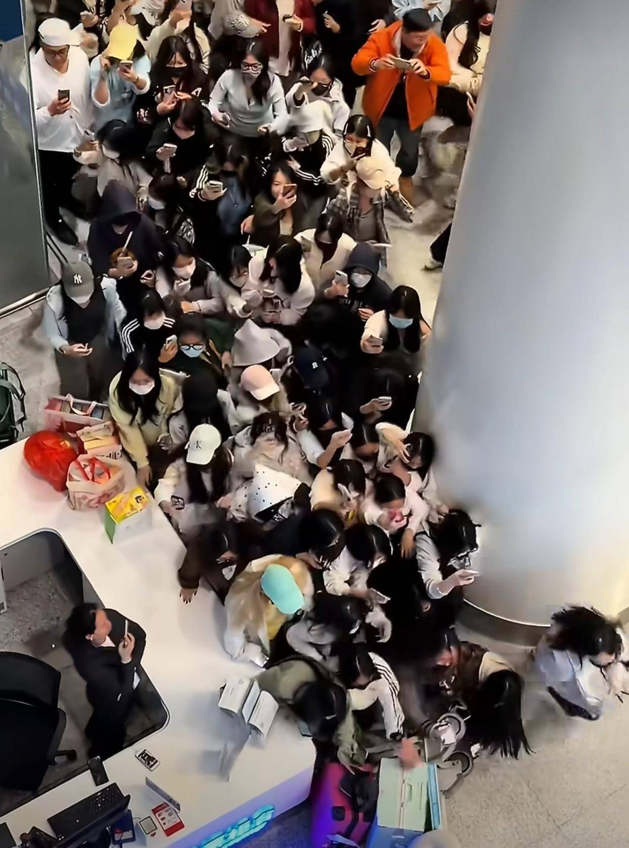 江西女孩暑假,搬砖攒钱去香港看偶像演唱会,全家两千元低保被取消!网友吵翻:花自己的钱凭什么全家受罚?官媒终于开口说公道话