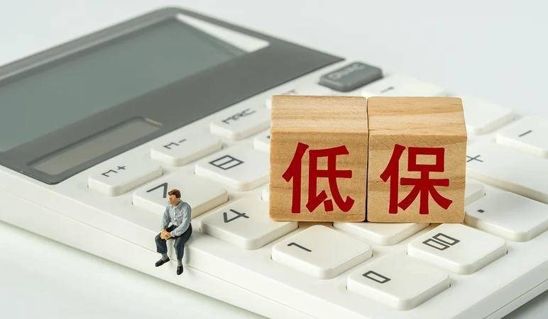 江西女孩暑假,搬砖攒钱去香港看偶像演唱会,全家两千元低保被取消!网友吵翻:花自己的钱凭什么全家受罚?官媒终于开口说公道话