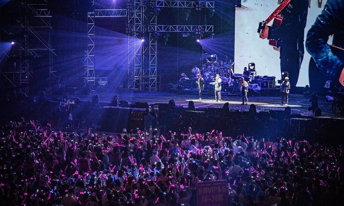 江西女孩暑假,搬砖攒钱去香港看偶像演唱会,全家两千元低保被取消!网友吵翻:花自己的钱凭什么全家受罚?官媒终于开口说公道话