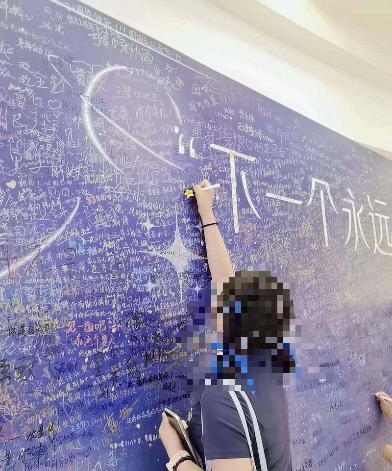 江西女孩暑假,搬砖攒钱去香港看偶像演唱会,全家两千元低保被取消!网友吵翻:花自己的钱凭什么全家受罚?官媒终于开口说公道话