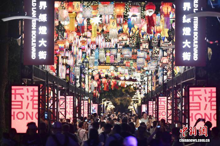 香港中秋彩灯会开幕 民众赏彩灯迎中秋