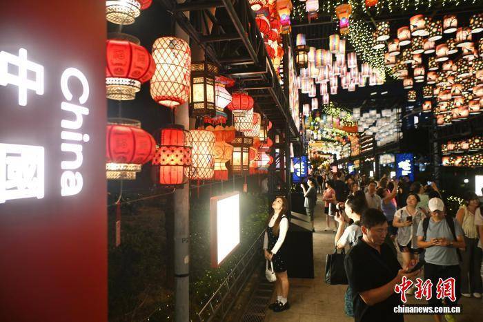 香港中秋彩灯会开幕 民众赏彩灯迎中秋