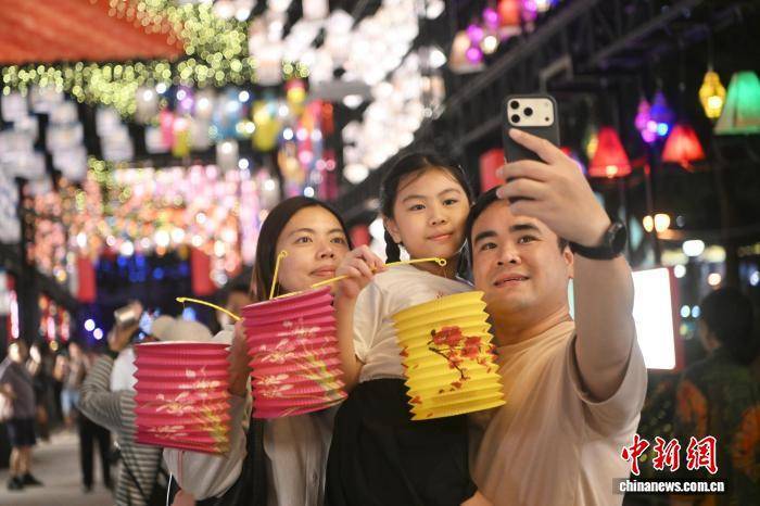 香港中秋彩灯会开幕 民众赏彩灯迎中秋
