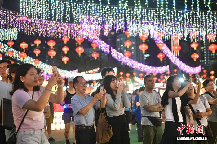 香港中秋彩灯会开幕 民众赏彩灯迎中秋