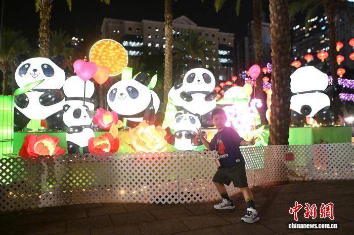 香港中秋彩灯会开幕 民众赏彩灯迎中秋