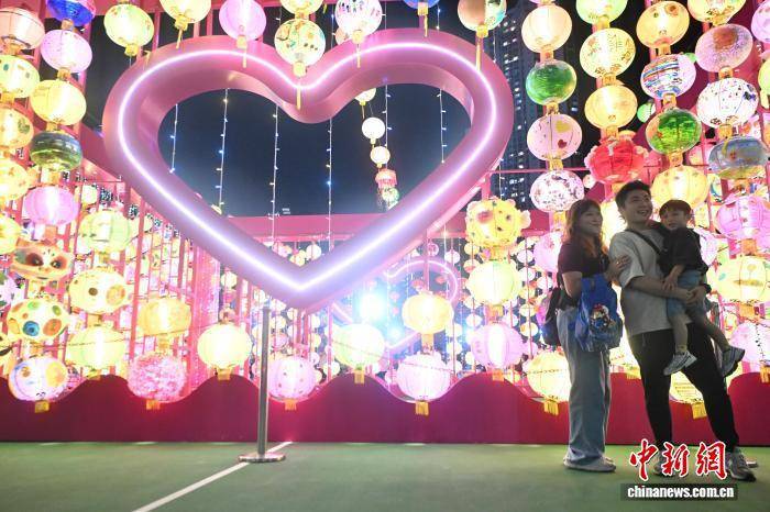 香港中秋彩灯会开幕 民众赏彩灯迎中秋